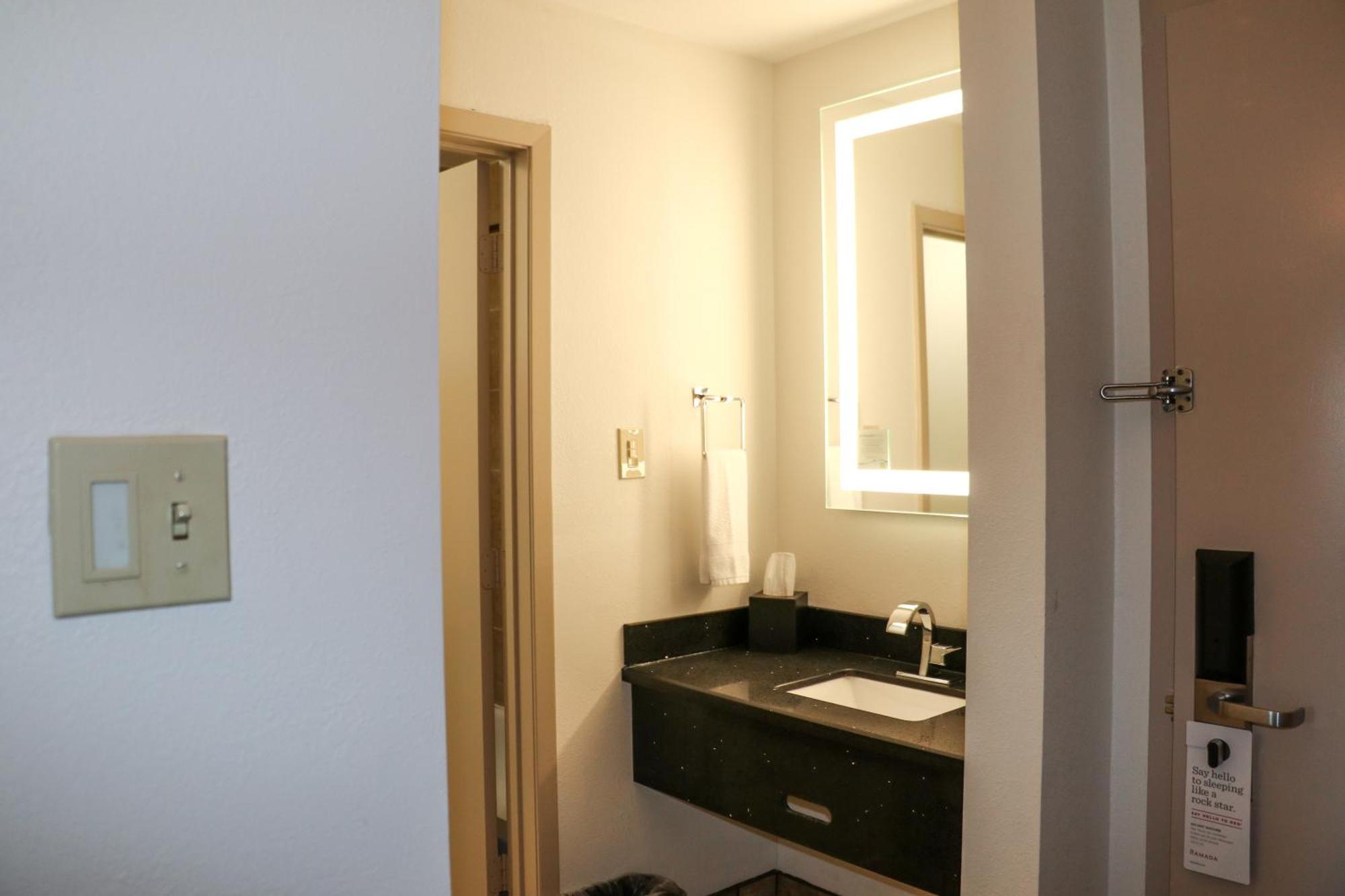 Ramada By Wyndham Del Rio Hotel Екстериор снимка