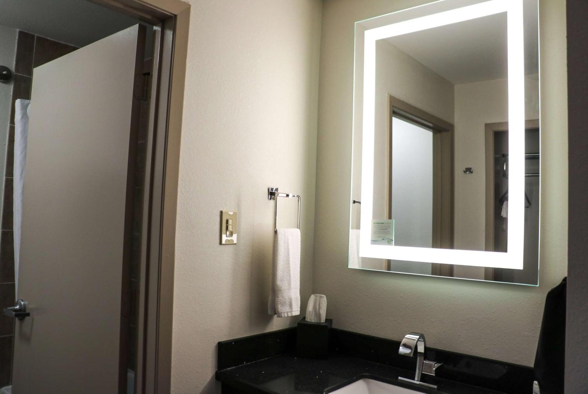 Ramada By Wyndham Del Rio Hotel Екстериор снимка